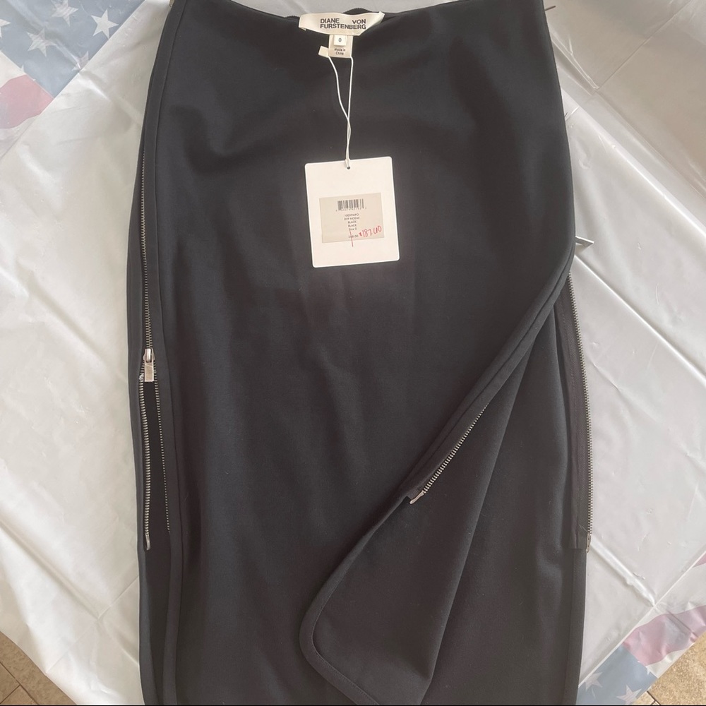 Diane Von Furstenberg
DVF Black Noemi Side Zip Pencil Skirt